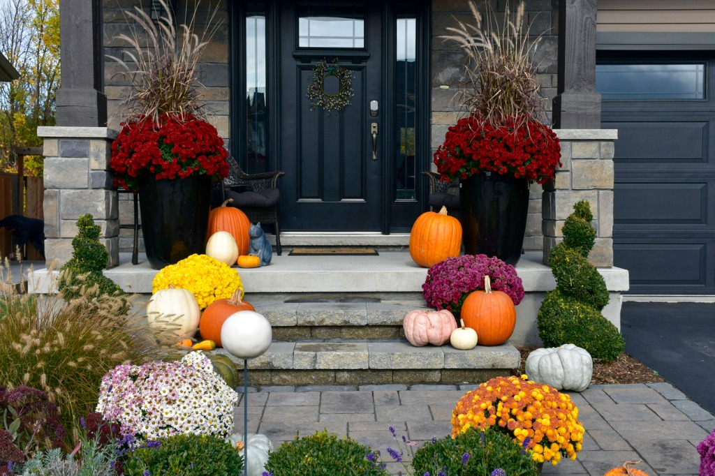 residential-autumn-landscaping-decor-pumpkins-gourds-and-mum-decorate-the-home-entrance